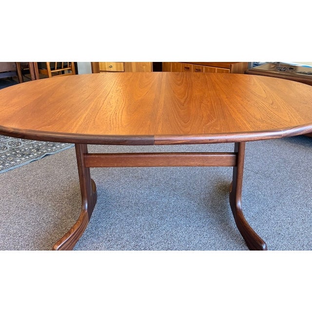 Wood European Mid Century Modern Extending Oval Teak Dining Table W/ Butterfly Leaf & Whale Fin Pedestal Base by G-Plan Furniture, Uk c.1960 For Sale - Image 7 of 14