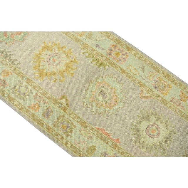 This modern Turkish Oushak rug is a stunning piece of art that has been handwoven using traditional techniques by skilled...