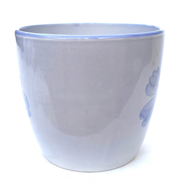 Late 20th Century Portuguese Folk Art Salt Glazed Stoneware Cachepot With a Cobalt Blue Flower by New England Pottery For Sale In Palm Springs - Image 6 of 8