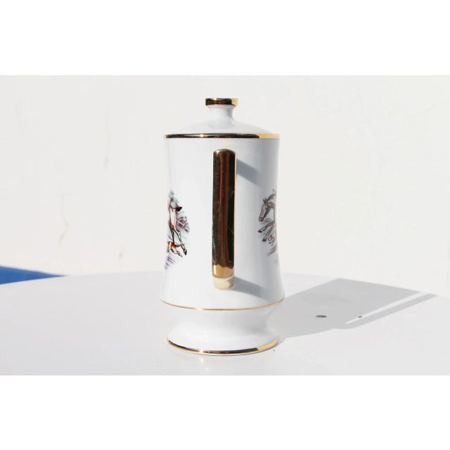 English 1970s Vista Alegre Portugal Porcelain Coffee Pot Depicting a Fox Hunting Scene For Sale - Image 3 of 13