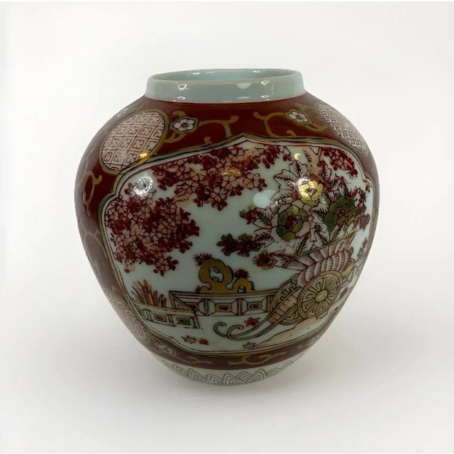 Imari Porcelain Mid-Century Japanese Gold Imari Hand-Painted Vase, 5.5” – Red & Gilt Cartouche For Sale - Image 4 of 8