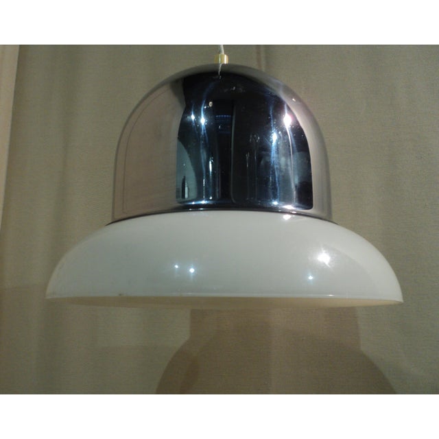 Ceiling pendant attributed to Guzzini, in white acrylic glass and steel. Adjustable height. In excellent condition. E27...