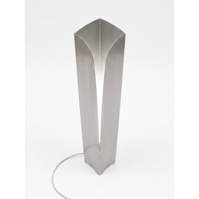The groin floor lamp is a luminous sculpture exploring the boundary between the rigidity of steel and the sinuosity of...