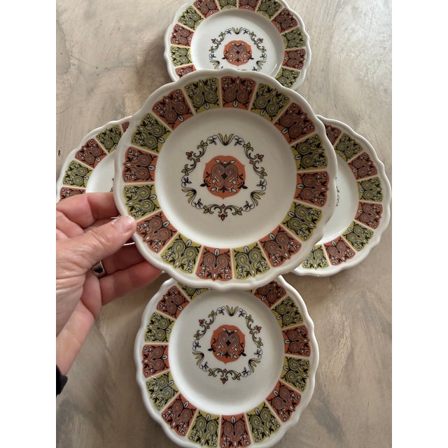 Syracuse China Vintage Mid Century Modern Syracuse China Persian Pattern Plates – 6.25 Inches – American Restaurant Ware - Set of Five For Sale - Image 4 of 10