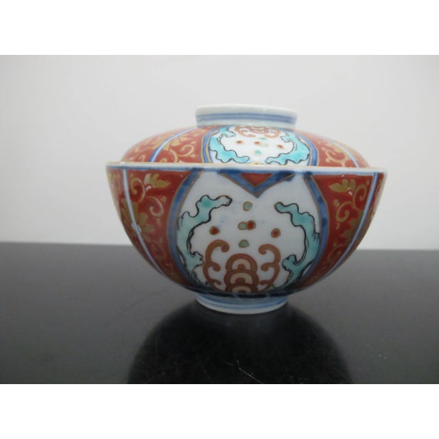 Japanese Japanese Old Imari Ornate Red Porcelain Tea Soup Bowl Cup With Lid Set of 3 For Sale - Image 3 of 9