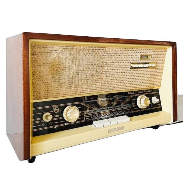 Mid-Century Modern Vintage Tube Radio in Teak from Philips, 1960s For Sale - Image 3 of 10