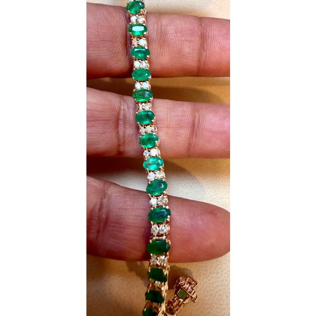 2020s 15 Carat Natural Emerald & 2.2 Carat Diamond Tennis Bracelet 14 Kt Yellow Gold For Sale - Image 5 of 8