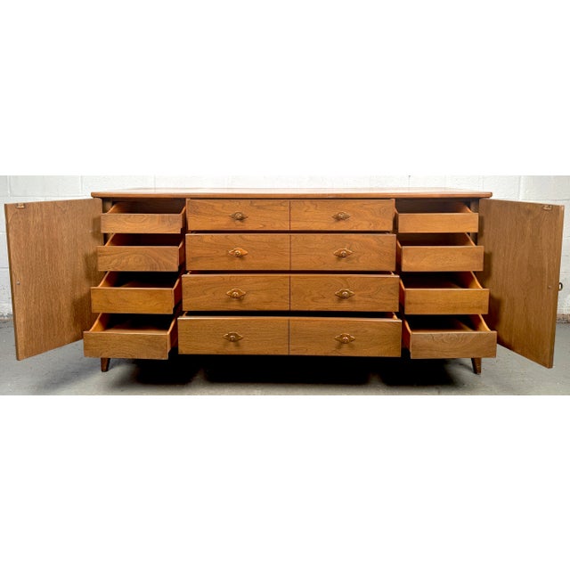 Mid-Century Credenza by Broyhill For Sale In New York - Image 6 of 12