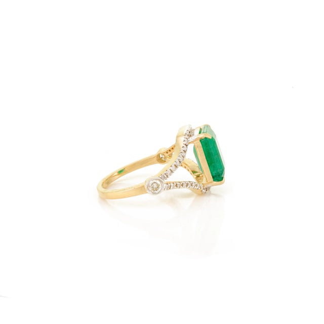 Metal Statement Emerald Split Ring Size 8 in 14k Gold With Diamonds For Sale - Image 7 of 12