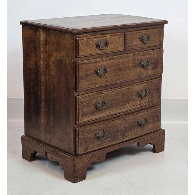 English Pair of English Oak Bedside Chests or Bachelor's Chests, Circa 1920 For Sale - Image 3 of 13