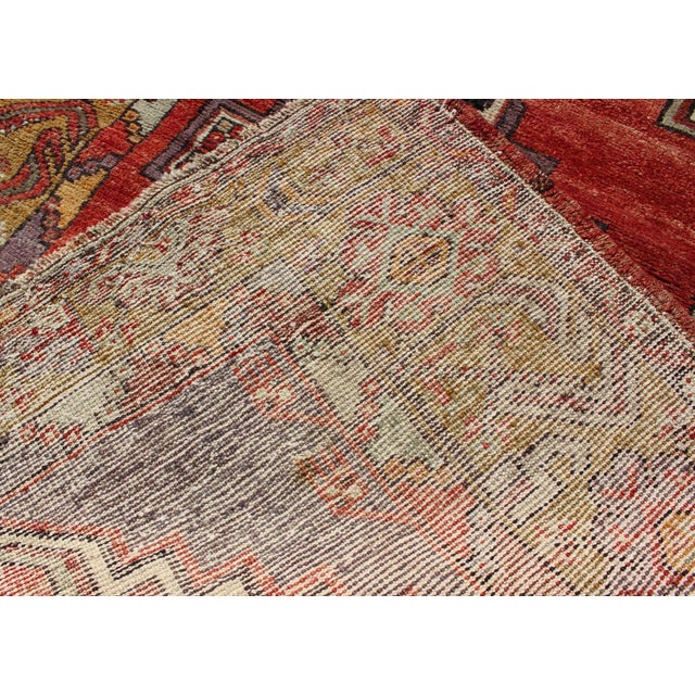 Geometric Vintage Turkish Oushak Carpet in Soft Red, Light Purple, & Gold Border For Sale In Atlanta - Image 6 of 7