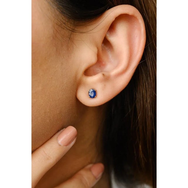Art Deco 18k White Gold Oval Cut Sapphire Jewelry Set Ring Size 7 & Earrings - 3 Pieces For Sale - Image 3 of 15