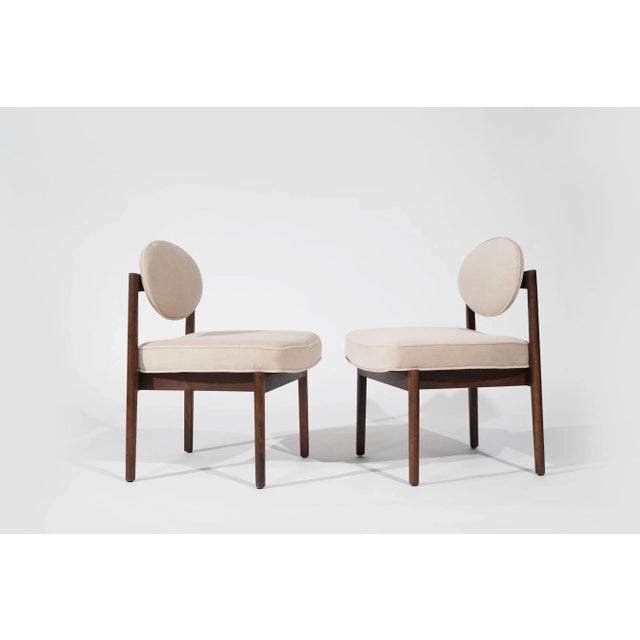 Mid-Century Modern Set of 2 Walnut Side Chairs by Jens Risom in Natural Mohair, Circa 1950s For Sale - Image 3 of 11
