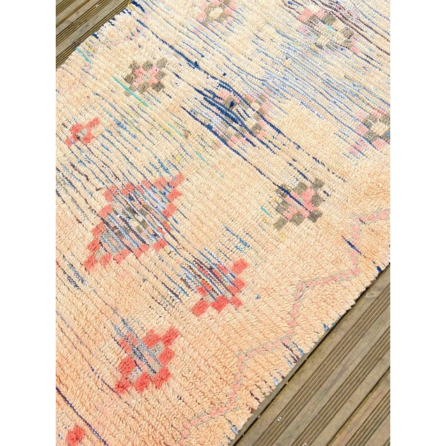 Moroccan 1970s Orange Pink Moroccan Vintage Rug-4′1″ × 9′10″ For Sale - Image 3 of 9
