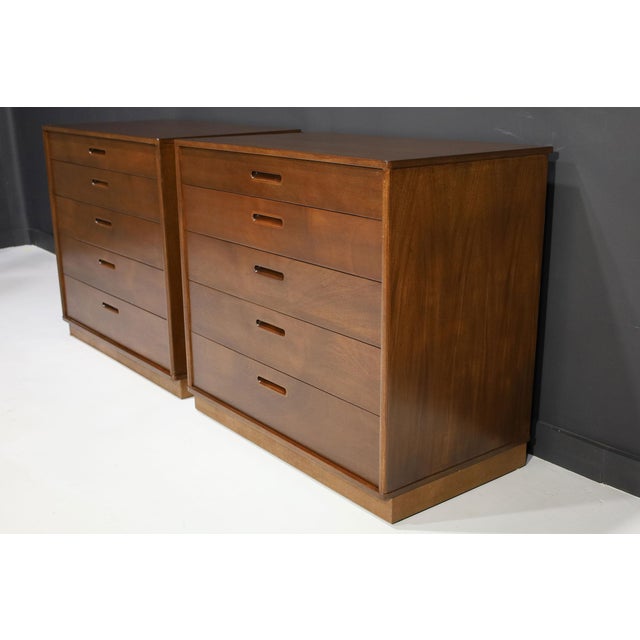 Dunbar Furniture Pair of Mid 20th Century Nightstands in Mahogany by Edward Wormley for Dunbar For Sale - Image 4 of 11