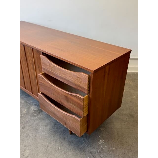 ✨ Double the look, double the style! This stunning 1960s Mainline by Hooker Furniture credenza is the ultimate mid-century...