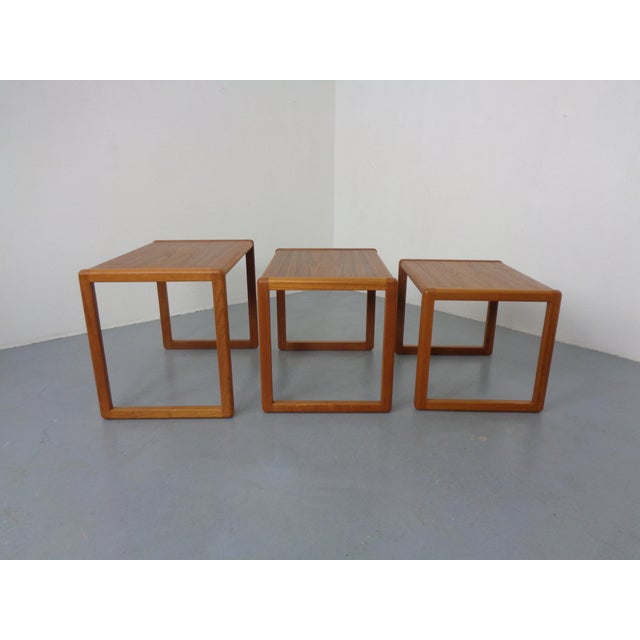 Set of three teak tables. Height: 38/42/44 cm Width: 50/55/61 cm Depth: 38/38/38 cm