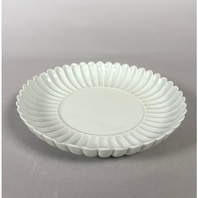 Coupe en Porcelaine Blanche Monochrome Dynastie Qianlong (1736-1795) Fleur Chrysanthème For Sale - Image 6 of 6