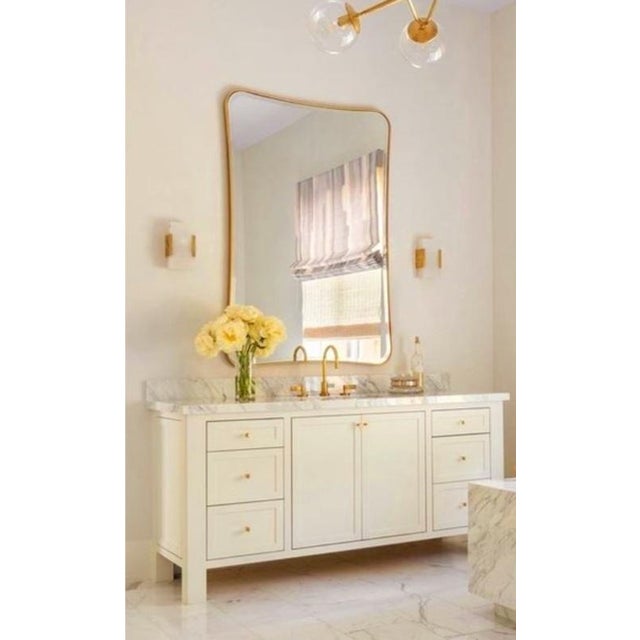 A beautiful alabaster and brass 1 light wall sconce light fixture by Visual Comfort. The light features 1 candelabra bulb...