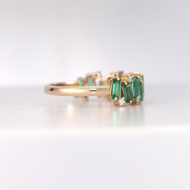 Zig Zag Yellow Gold Natural Diamond & Emerald Ring For Sale In New York - Image 6 of 14