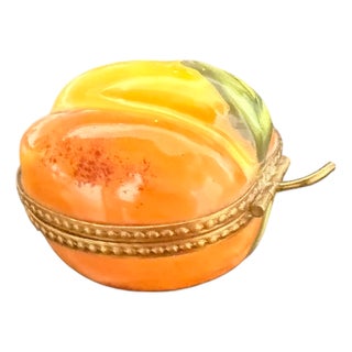 Late 20th Century Hand-Painted Limoges France Peach Porcelain Trinket Box With Bee Clasp For Sale