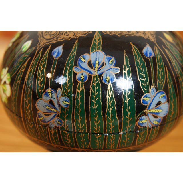 Mid 20th Century India Black Lacquer Kashmir Papier Mache Floral Candy Compote Trinket Box For Sale - Image 10 of 11