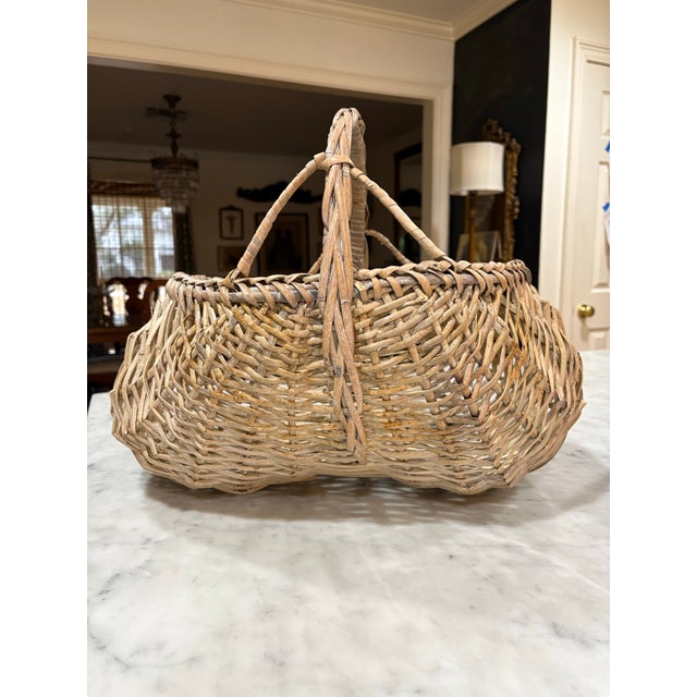 Large Vintage Handwoven Farmhouse Buttock Egg Basket or Harvest Basket. Great in Americana, Primitive & Cottage Core Decor. See Pics! For Sale - Image 4 of 8