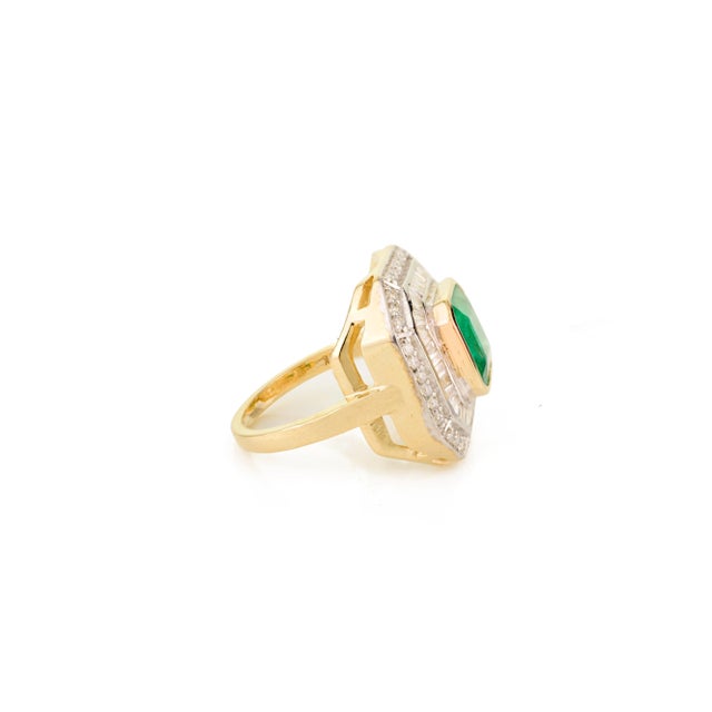 14k Gold Contemporary Emerald Cushion Cocktail Ring Size 7 For Sale In New York - Image 6 of 12