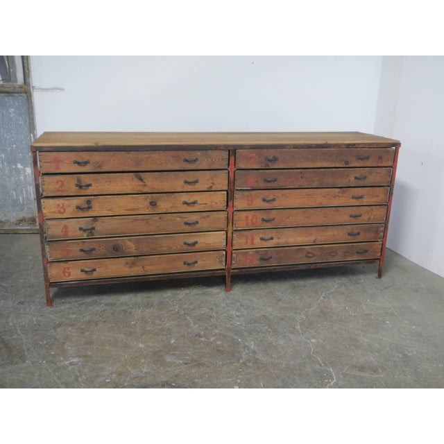 with 12 drawers measuring 90x47 h9 cm internally. Restored and finished with wood wax.