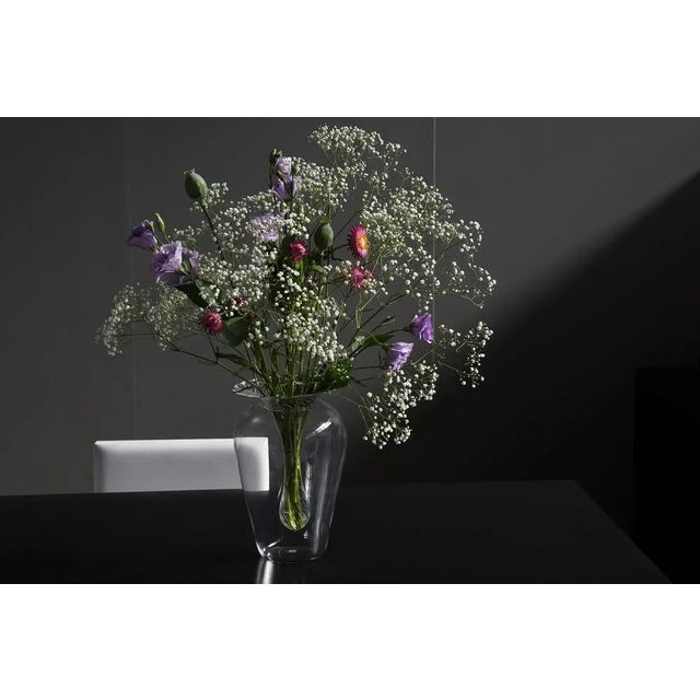 The Twist vase is made up of two elements that overlap in a game of transparencies. In the main body, with a simple shape...