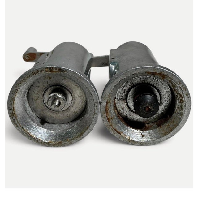 Vintage Perfex Cast Aluminum Salt & Pepper Mills – Hand-Crank Pair For Sale - Image 4 of 5