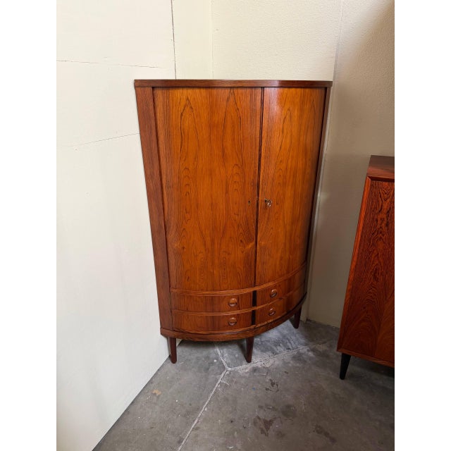 Mid 20th Century Danish Rosewood Corner Cabinet in Style of Kai Kristiansen – Vintage Scandinavian Curved Bar / Storage Cabinet For Sale - Image 10 of 10