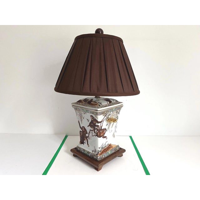 Grand Tour 1950s Porcelain Monkeys Jar Lamp & Shade For Sale - Image 3 of 18