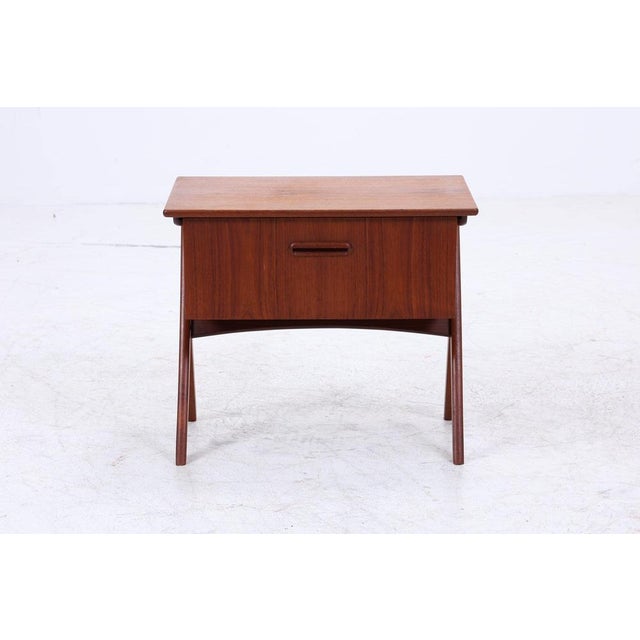 Beautiful sewing box from the 1960s • Drop-down compartment with integrated organizer inside • 1 main compartment with...