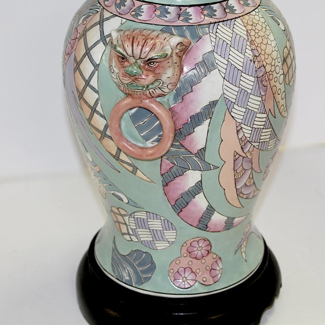 Mid-Century Modern Chinoiserie Foo Dogs Table Lamp by Heyward House For Sale - Image 3 of 8