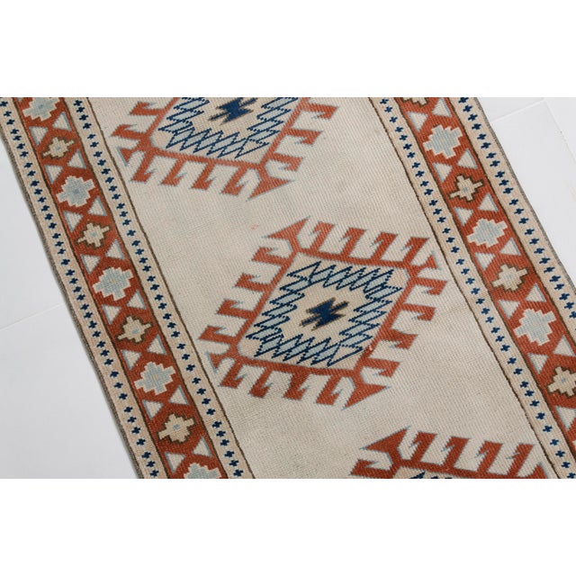 Off-white Mid 20th Century Anatolian Decorative Oushak Runner For Sale - Image 8 of 10