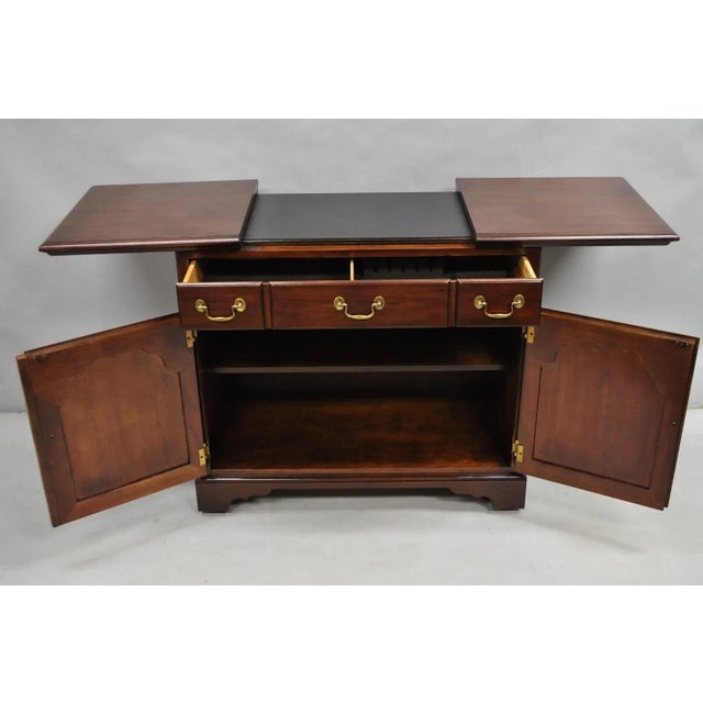 Vintage Drexel Heritage Georgian Style Cherry Wood Dry Bar Server Cabinet. Circa Late 20th Century. Measurements: 33" H x...