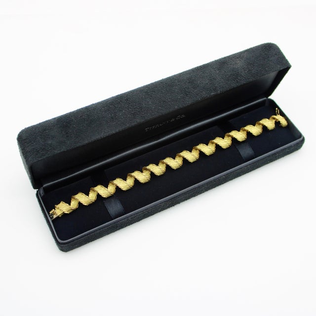 1980s 18k Gold Tiffany & Co. French Ribbon Bracelet For Sale - Image 9 of 11