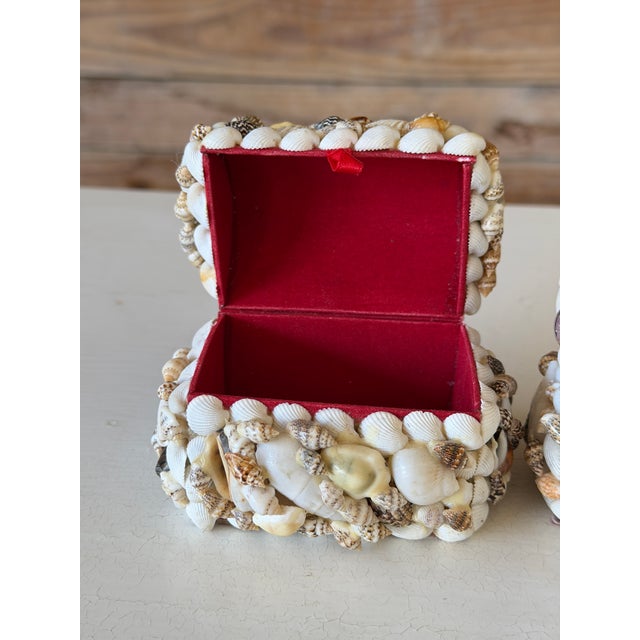 Pair of Vintage Shell Encrusted Velvet Lined Trinket or Ring Boxes For Sale In Naples, FL - Image 6 of 11