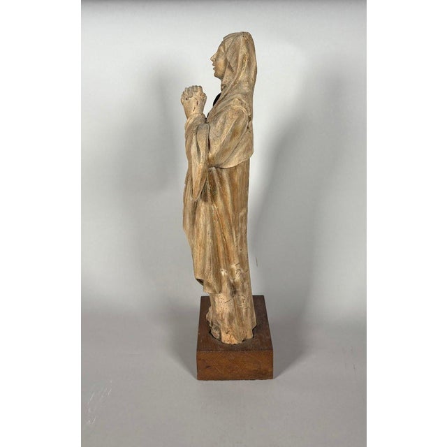 16th-century wooden sculpture of the Virgin Mary in prayer For Sale - Image 4 of 9