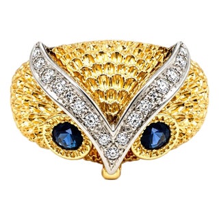 Late 20th Century Estate 14k Two-Tone Gold Sapphire Eyes & Diamond Owl Design Ring, Size 9 For Sale