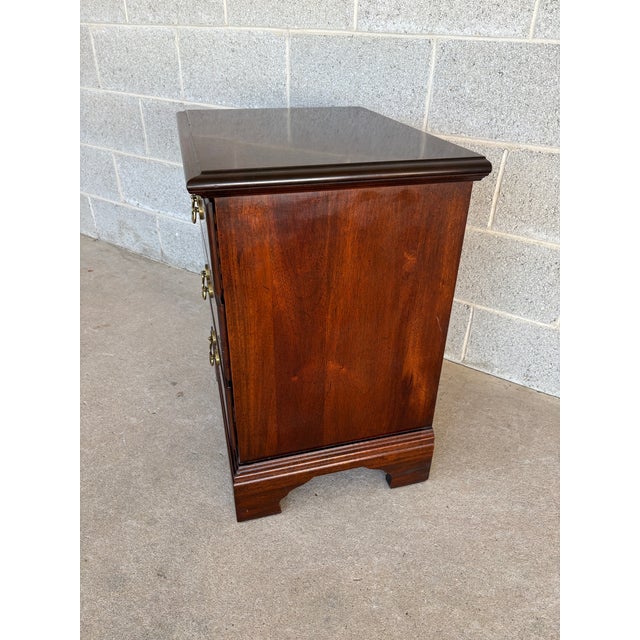 Mid 20th Century (A) Cresent Furniture Bracket Foot 3 Drawer Mahogany Nightstand For Sale - Image 5 of 9