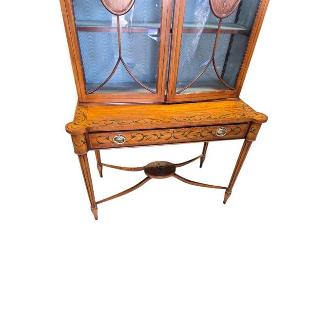 American Early 20th Century Sheraton-Style Painted Glass Display Cabinet on Stand – 2 Piece For Sale - Image 3 of 9