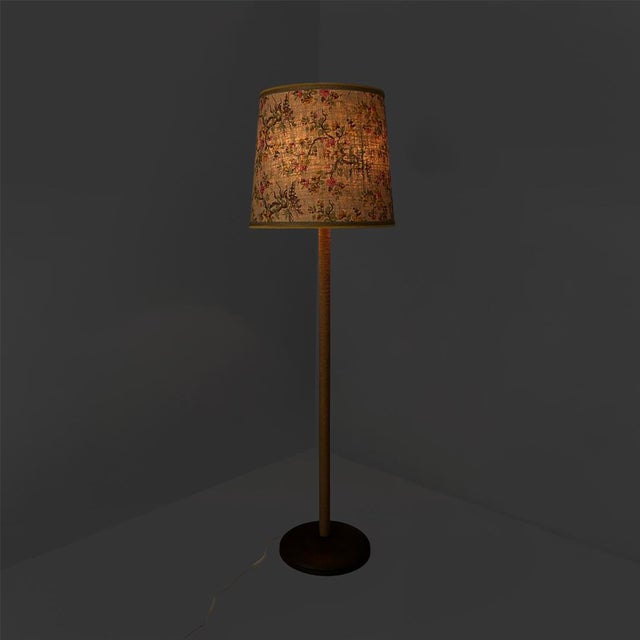 Italian Art Deco floor lamp in wood, fabric and rope, 1930s Floor lamp with a round dark wood base, a stem covered in...