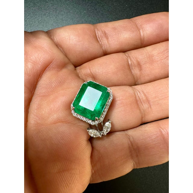 8.41 Ct Emerald Cut Emerald & 0.53 Ct Diamond Bypass Ring in 18 Kt Gold Size 6.5 For Sale - Image 13 of 18