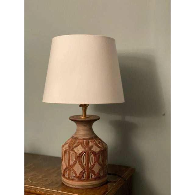 Italian Modern Bitossi Handmade Table Lamp in brown, beige and nude colored stoneware. 1960's. Textured surface with...