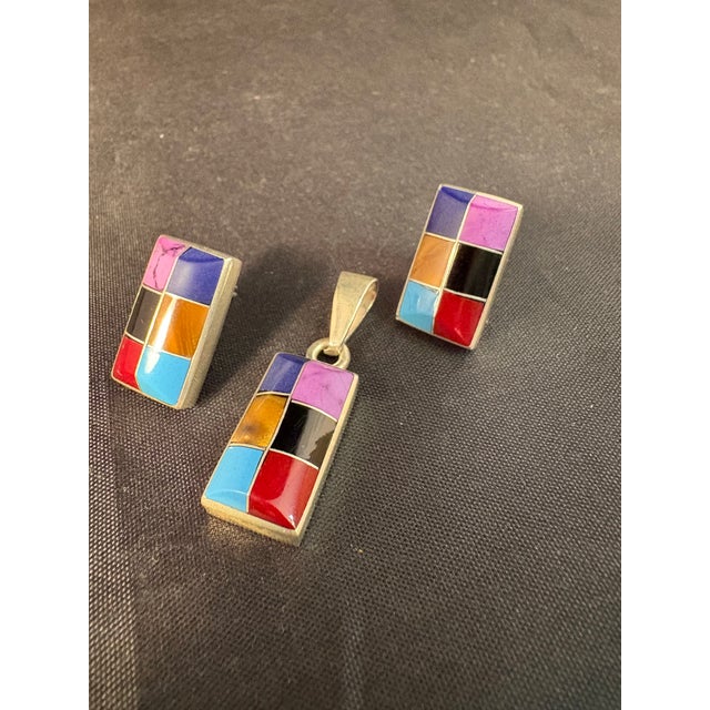 Mexican Late 20th Century Pair of Sterling Silver Channel Inlay Multi-Stone Earrings W/ Matching Pendant .925 Mexico For Sale - Image 3 of 10