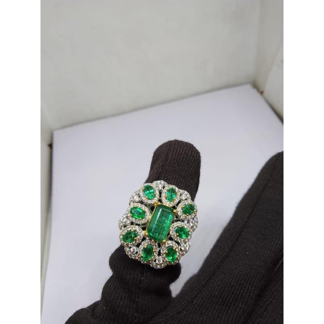 Modern Natural Emerald & Diamond Ring in 18k Gold For Sale - Image 3 of 7