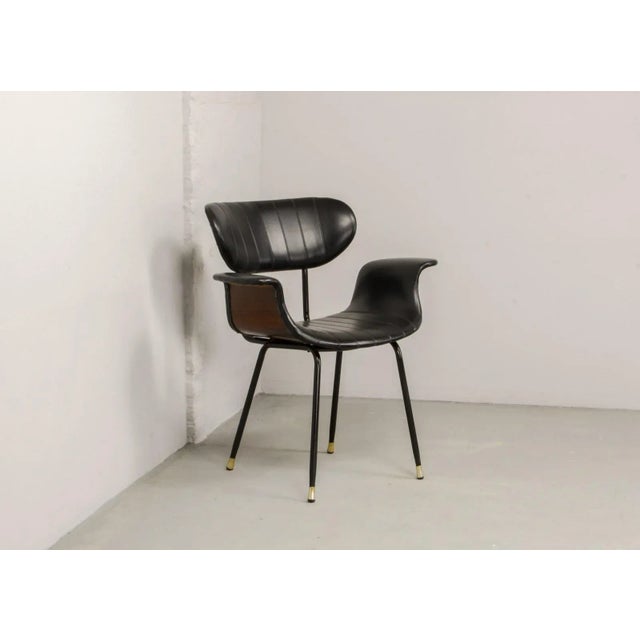 Italian Rosewood & Black Leatherette Swan Chair with Black Steel Feet & Brass Tips, 1960s For Sale - Image 6 of 15