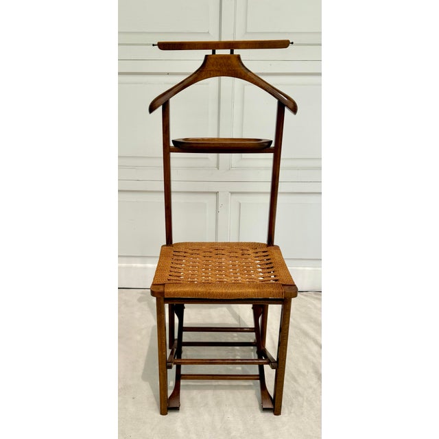 This wonderfully sculptural vintage folding valet chair blends Scandinavian Modern simplicity with thoughtful gentleman’s...